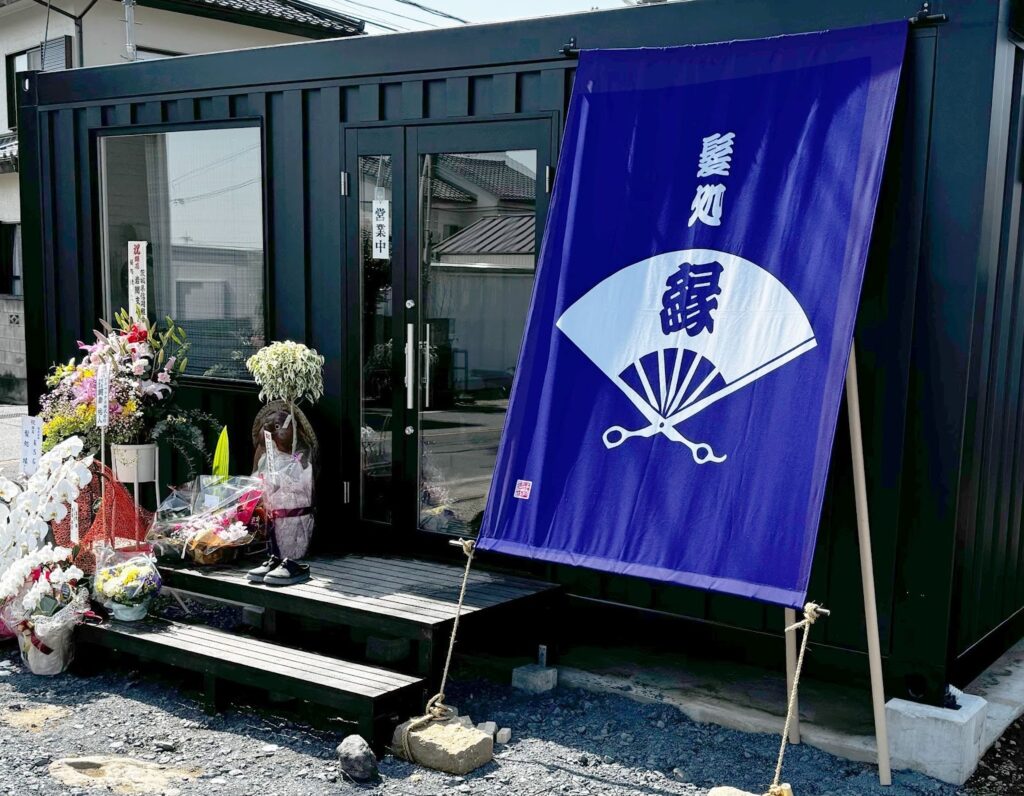 日除け幕を使用している店舗の外観