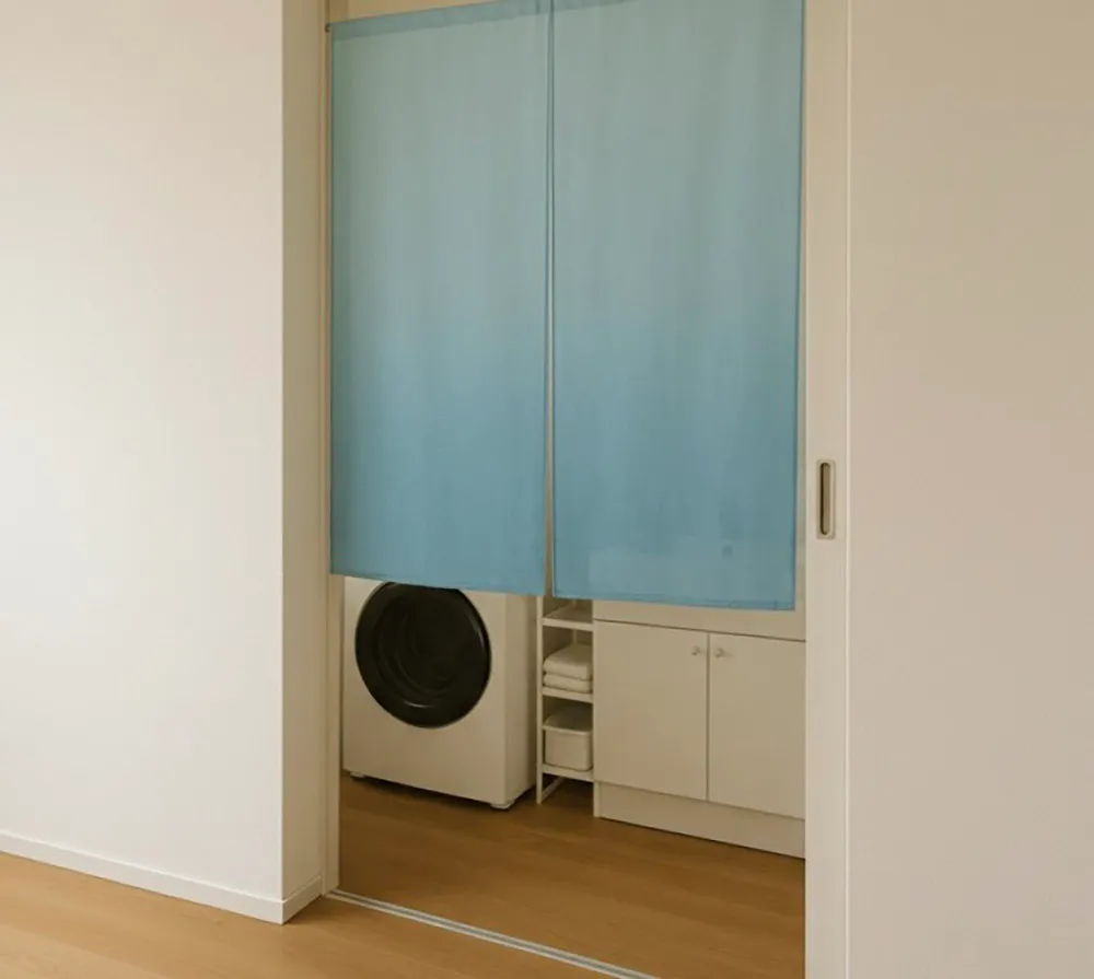 脱衣所前ののれんの画像