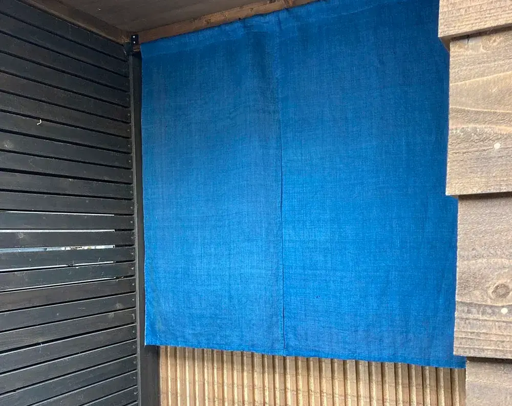 のれんで仕切られている画像